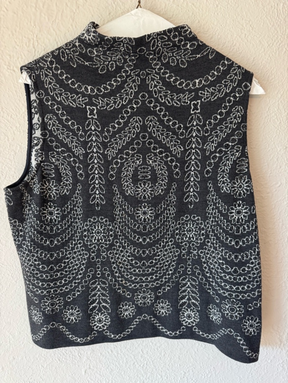 St. John Black & White Sleeveless Patterned Knit Tank